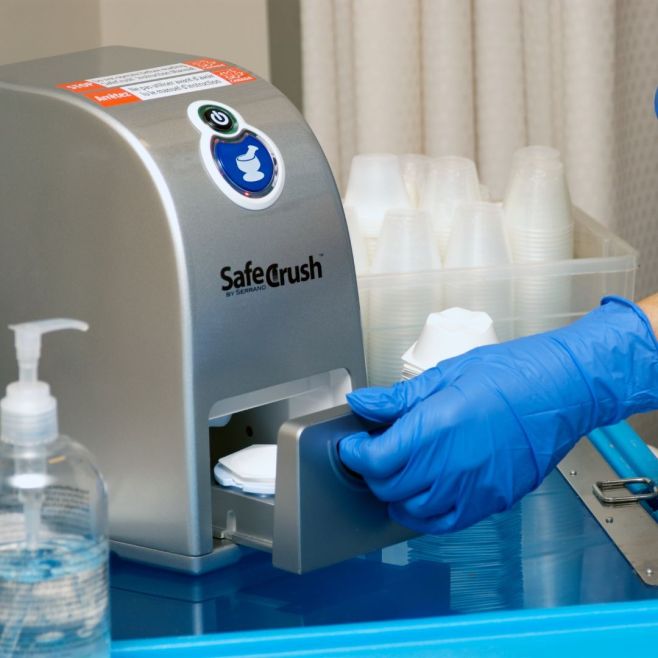 Mnoho starších lidí a pacientů s vážnými zdravotními potížemi má problémy s polykáním léků. 🙅‍♂️ Zdravotnický personál...